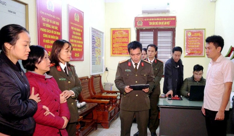 Công an đọc lệnh bắt giữ người trong trường họp khẩn cấp đối với Bùi Hồng Thiện (áo đỏ).