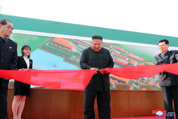 Kim Jong Un cắt băng khánh thành vào tháng 5. Ảnh: AFP
