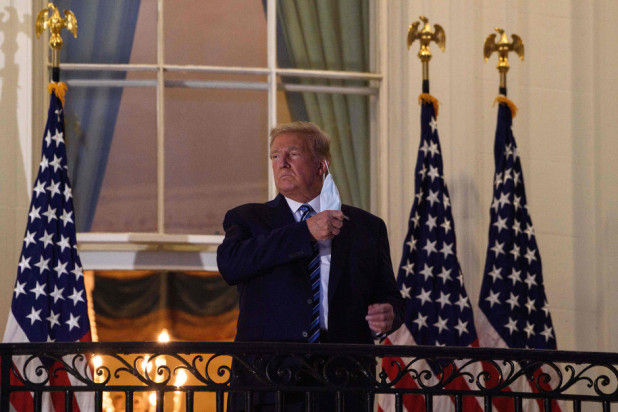 Tổng thống Trump lộ diện tại Nhà Trắng sau khi ông rời Trung tâm Y tế Walter Reed. Ảnh: AFP 
