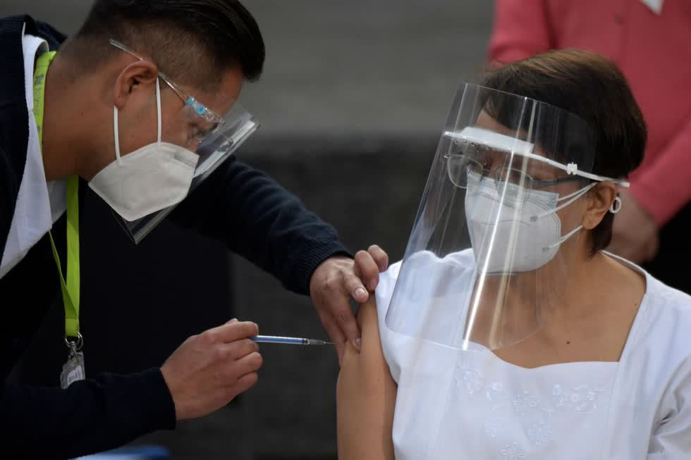 Y tá Irene Ramirez của Mexico nhận mũi tiêm vaccine Pfizer-BioNTech đầu tiên tại Bệnh viện ở thành phố Mexico, vào ngày 24/12. Ảnh: AFP.