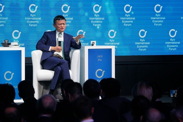 Tỷ phú Jack Ma tại Diễn đàn Kinh tế Quốc tế Kyiv ở Kyiv, Ukraine. Ảnh: EPA.