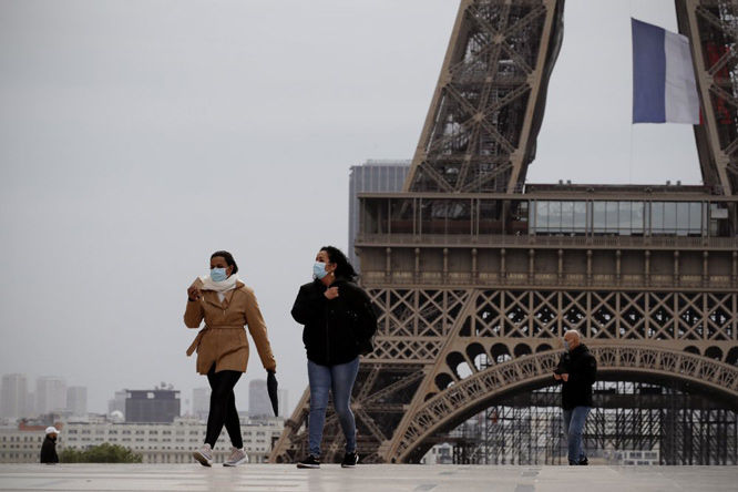 Người dân đeo khẩu trang phòng lây nhiễm COVID-19 tại Paris, Pháp.