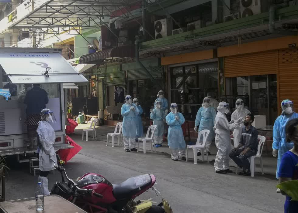 Nhân viên y tế lấy mẫu xét nghiệm tại Samut Sakhon hôm 20/12. Ảnh: AP.