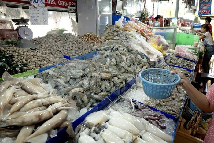 COVID-19: Lào tạm thời cấm nhập khẩu hải sản từ Thái Lan