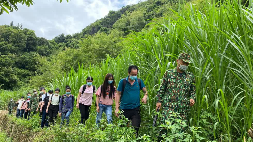 Bộ đội biên phòng dẫn giải những người nhập cảnh trái phép về trụ sở. Ảnh: Đồn biên phòng Trà Lĩnh.