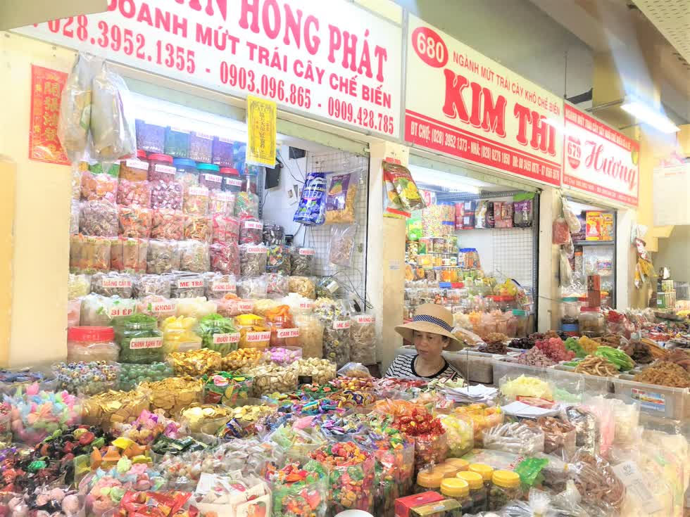Cô Kiều Oanh, chủ sạp 681 chuyên bán mứt trái cây chế biến.