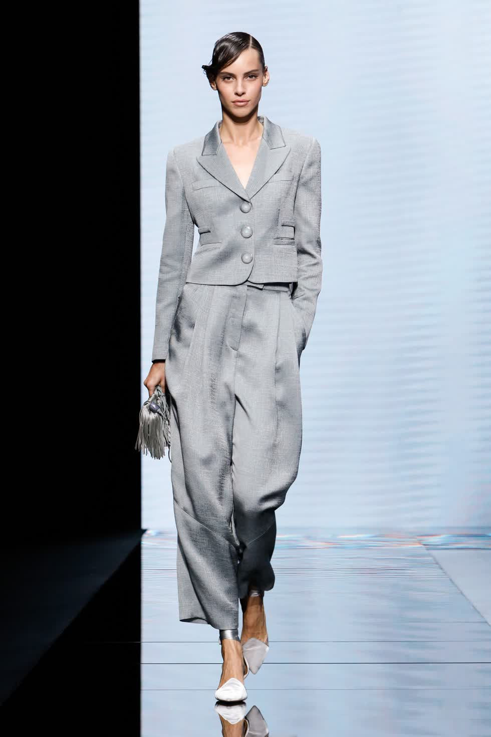 Đối với chiếc áo blazer ngắn tay của Giorgio Armani, bạn có thể vừa mặc chúng như một chiếc blazer lửng khoác ngoài, vừa có thể mặc như một chiếc croptop cách điệu thời thượng. Ảnh: Giorgio Armani