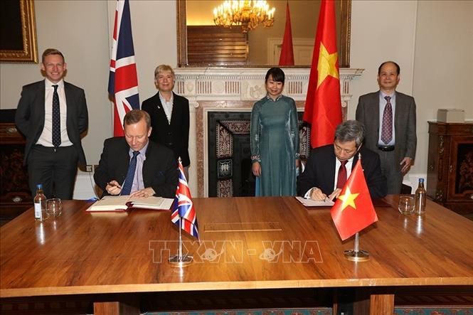 Đại sứ Việt Nam Trần Ngọc An và Đại sứ Vương quốc Anh Gareth Edward Ward ký Hiệp định Thương mại tự do Việt Nam - Vương quốc Anh. Ảnh: TTXVN