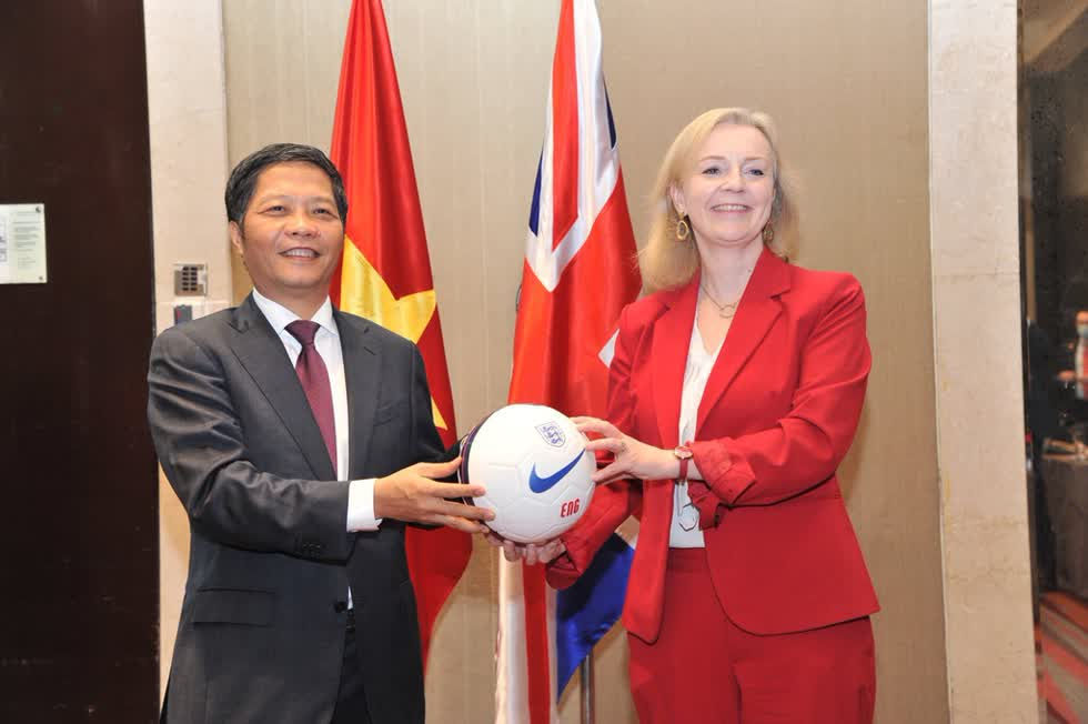 Bộ trưởng Bộ Công Thương Trần Tuấn Anh và Bộ trưởng Thương mại quốc tế Anh Elizabeth Truss. Ảnh: Vietnam Plus.