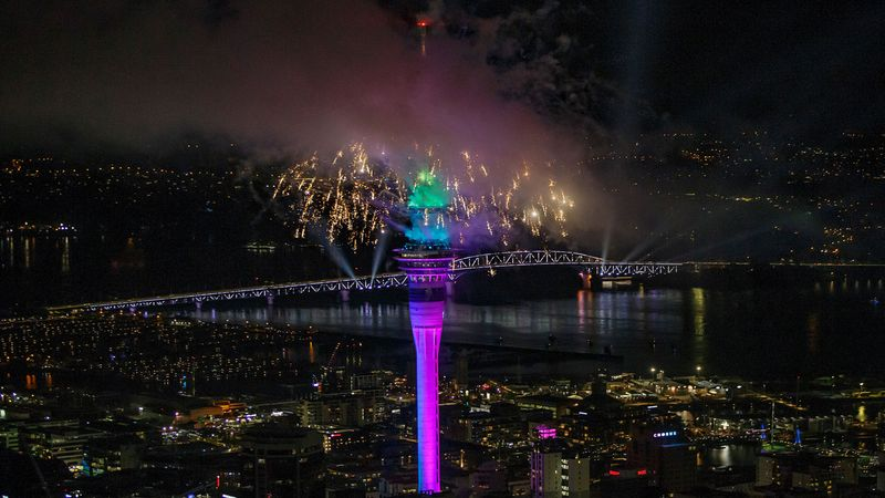   Pháo hoa từ SkyTower ở Auckland khi New Zealand trở thành quốc gia lớn đầu tiên bắt đầu năm 2021. Ảnh: Getty  