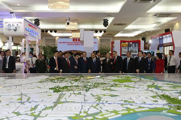 Các vị lãnh đạo Chính phủ và UBND TP.HCM trong buổi lễ công bố việc thành lập thành phố Thủ Đức bên sa bàn mô hình Thành phố Thủ Đức. Ảnh: Thành Hoa