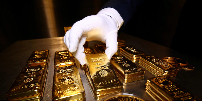   Vàng miếng và tiền xu được xếp chồng lên nhau trong phòng chứa két an toàn của nhà vàng Pro Aurum ở Munich, Đức, ngày 14/8/2019. Ảnh: Reuters  