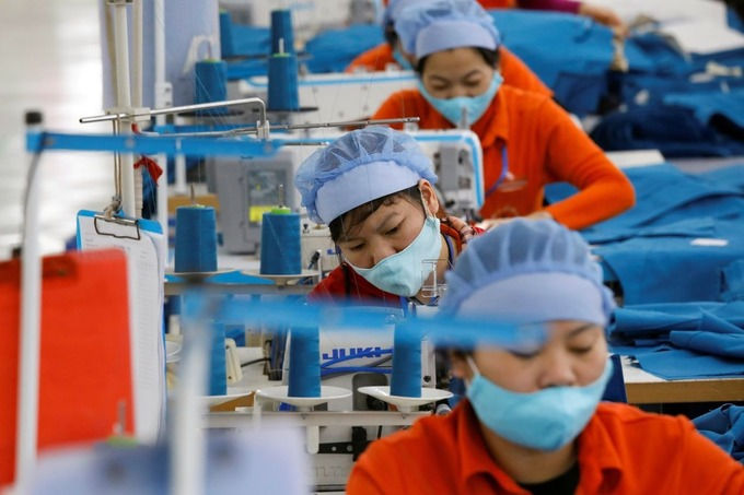 Công nhân trong một nhà máy dệt may của Việt Nam. Ảnh: Reuters.