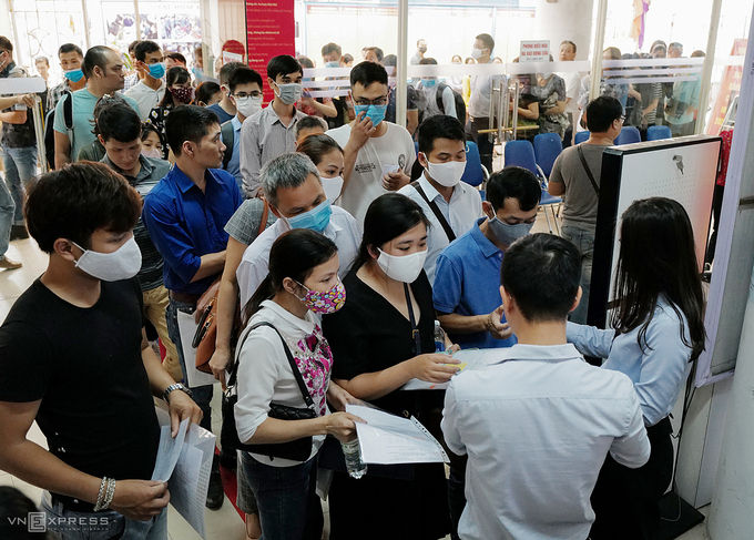 Dòng người lấy phiếu làm trợ cấp thất nghiệp tại trung tâm dịch vụ việc làm Cầu Giấy (Hà Nội) hồi đầu tháng 6. Ảnh: Ngọc Thành.