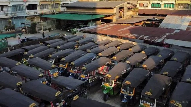 Xe tuktuk nằm bãi ở Bangkok ngày 3/2 vì vắng khách du lịch để phục vụ. Ảnh: Reuters.