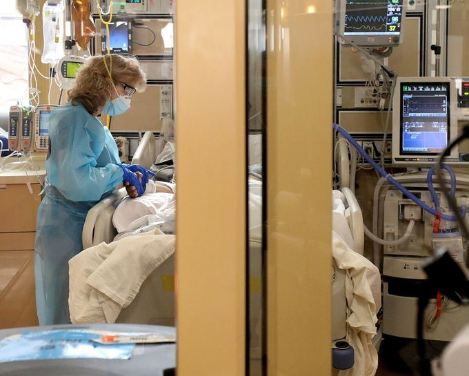 Bác sĩ an ủi bệnh nhân nằm trong khu hồi sức tích cực của Trung tâm Y tế Marian, California, tháng 1/2021. Ảnh: NY Times