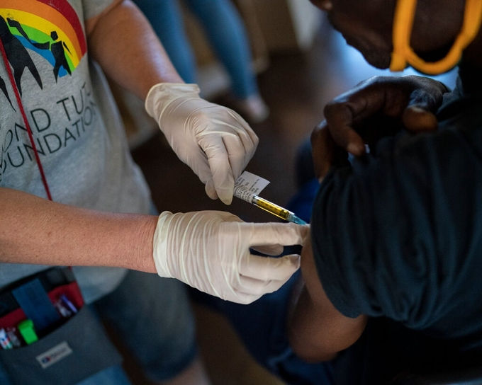 Tình nguyện viên tiêm thử vaccine của Johnson & Johnson tại Trung tâm Thanh niên Quỹ HIV Desmond Tutu ở Masiphumelele, Nam Phi, tháng 12/2020. Ảnh: NY Times