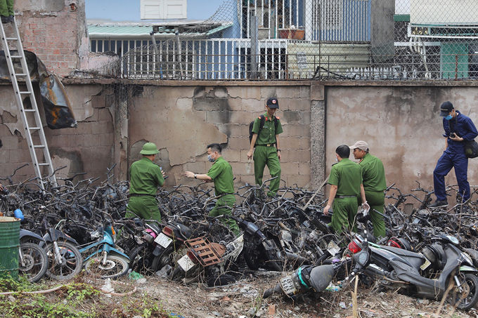 Cảnh sát khám nghiệm hiện trường vụ cháy, sáng 31/1. Ảnh: Quỳnh Trần.