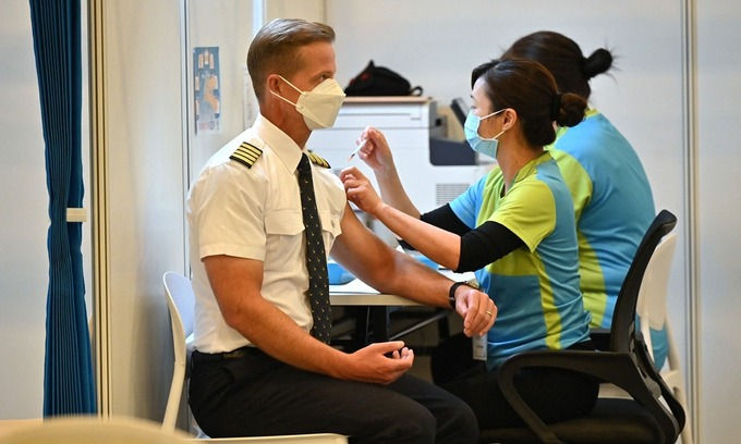 Một phi công tiêm vaccine Sinovac tại trung tâm tiêm chủng Thư viện Trung tâm Hong Kong hôm 23/2. Ảnh: VCG