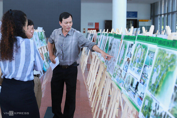 Người dân theo dõi một cuộc thi về thiết kế công viên trung tâm ở Đà Nẵng. Ảnh: Nguyễn Đông.
