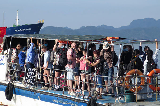 Ngày 30/4, nhiều khách du lịch quốc tế khi xuống tàu cao tốc đi thăm quan, nghỉ dưỡng tại đảo Cát Bà không đeo khẩu trang nhưng đơn vị vận tải hành khách không nhắc nhở. Ảnh: Giang Chinh