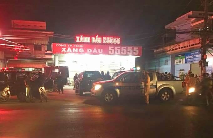 Công an khám xét một cây xăng ở huyện Trảng Bom nằm trong đường dây sản xuất xăng giả trên tối 6/3. Ảnh: Thái Hà