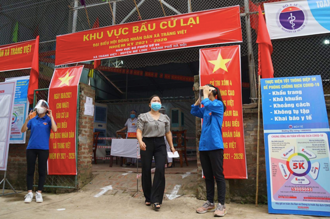 Cử tri xã Tráng Việt, Mê Linh đi bầu cử lại sáng 6/6. Ảnh: Phạm Hùng.