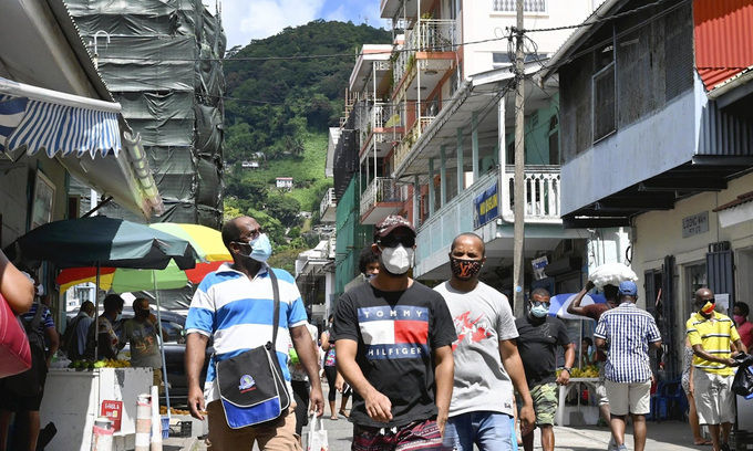 Khu phố mua sắm ở thủ đô Victoria của Seychelles đông đúc người qua lại hôm 2/4. Ảnh: AP.