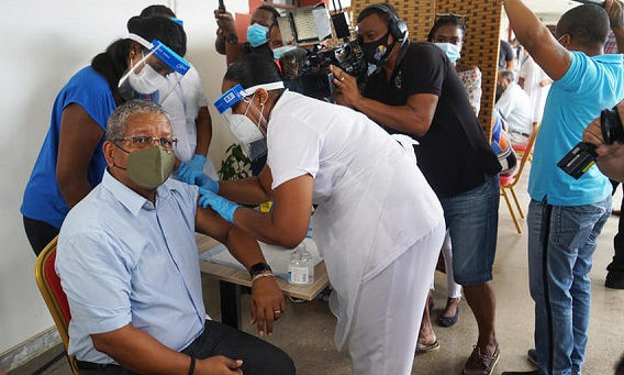Tổng thống Wavel Ramkalawan tiêm vaccine Covid-19 hồi đầu tháng 1. Ảnh: Seychelles News Agency.