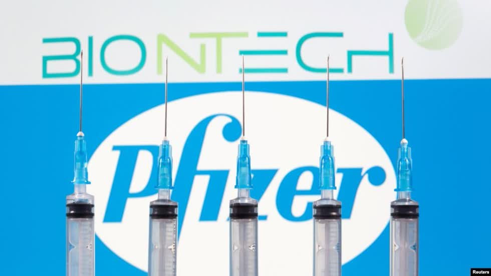 Ống tiêm được nhìn thấy trước logo Biontech và Pfizer được chụp vào ngày 10/11/2020. Ảnh: Reuters