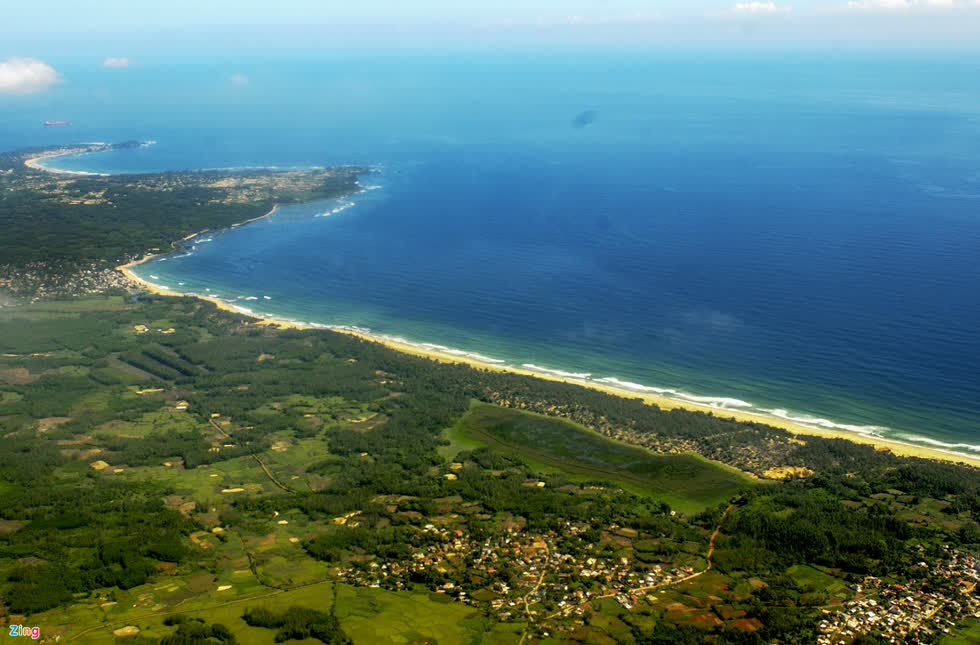 Khu vực ven biển huyện Bình Sơn (Quảng Ngãi), nơi Tập đoàn FLC dự kiến đầu tư quần thể du lịch nghỉ dưỡng FLC Quảng Ngãi. Ảnh: Zing