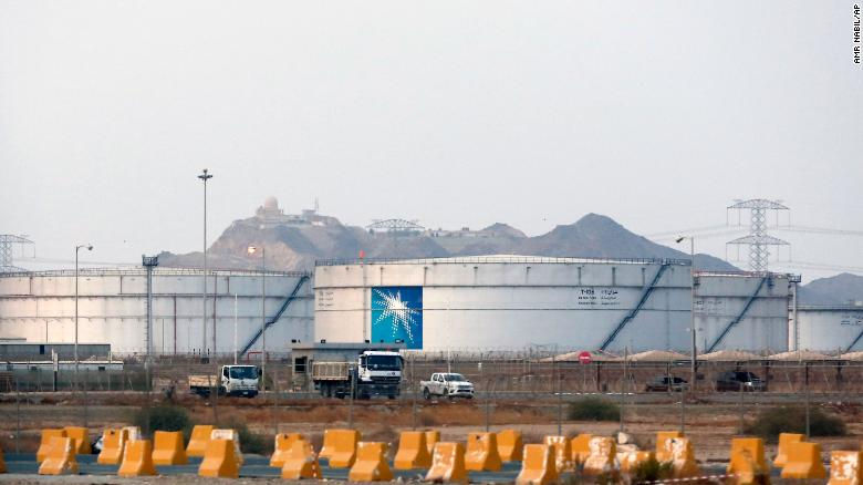 Các bồn chứa tại một cơ sở dầu mỏ của Saudi Aramco. Ảnh: AP