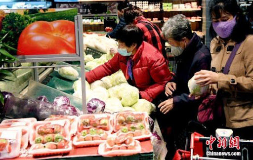   Người dân đeo khẩu trang phòng dịch COVID-19 tranh nhau mua rau củ tại một siêu thị ở TP.Phúc Châu, tỉnh Phúc Kiến, miền đông nam Trung Quốc hôm 27/1/2020. Ảnh: China News Service.  