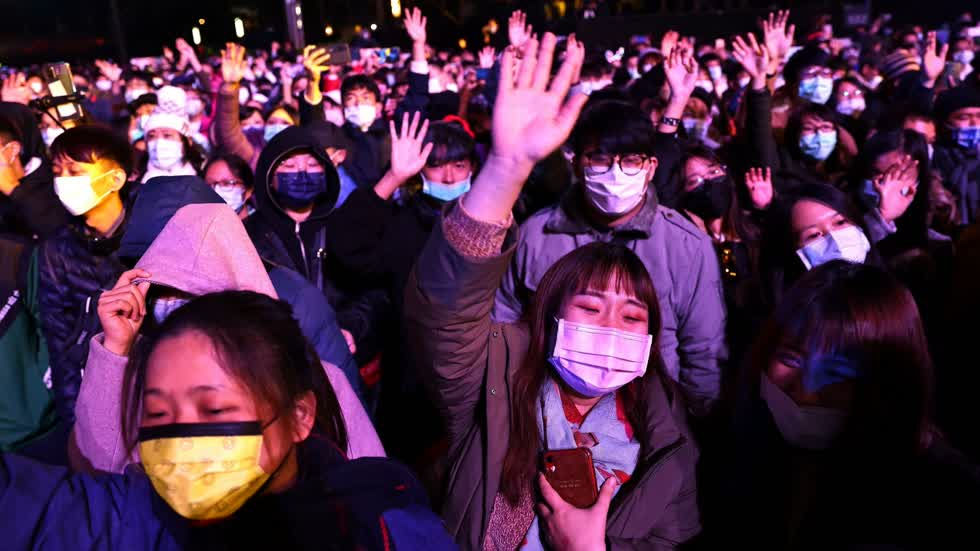 Người dân Đài Loan đeo khẩu trang tham gia lễ mừng năm mới khi hòn đảo này ngăn chặn COVID-19 bằng các cuộc kiểm tra nghiêm ngặt. Ảnh: Reuters