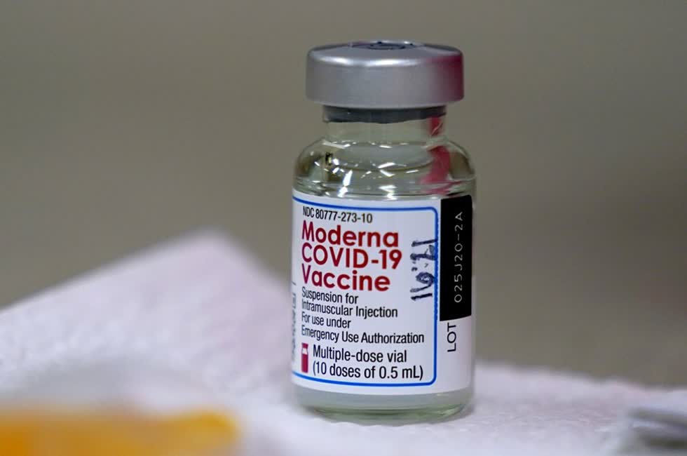 Một lọ vaccine của Moderna được sử dụng tại Topeka, Mỹ, ngày 30/12. Ảnh: AP