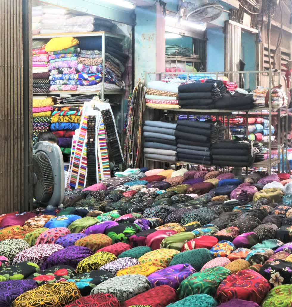 Đây là khu chợ nổi tiếng từ lâu, chi phối nguồn hàng vải sợi đi khắp cả nước. 