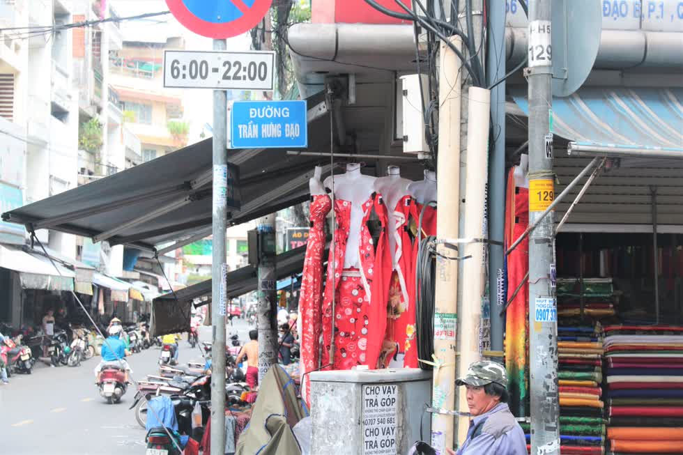 Khu chợ với hơn 600 sạp hàng vải nằm dọc theo đường Trần Hưng Đạo và một phần của đường Đỗ Ngọc Thạch và Phùng Hưng.
