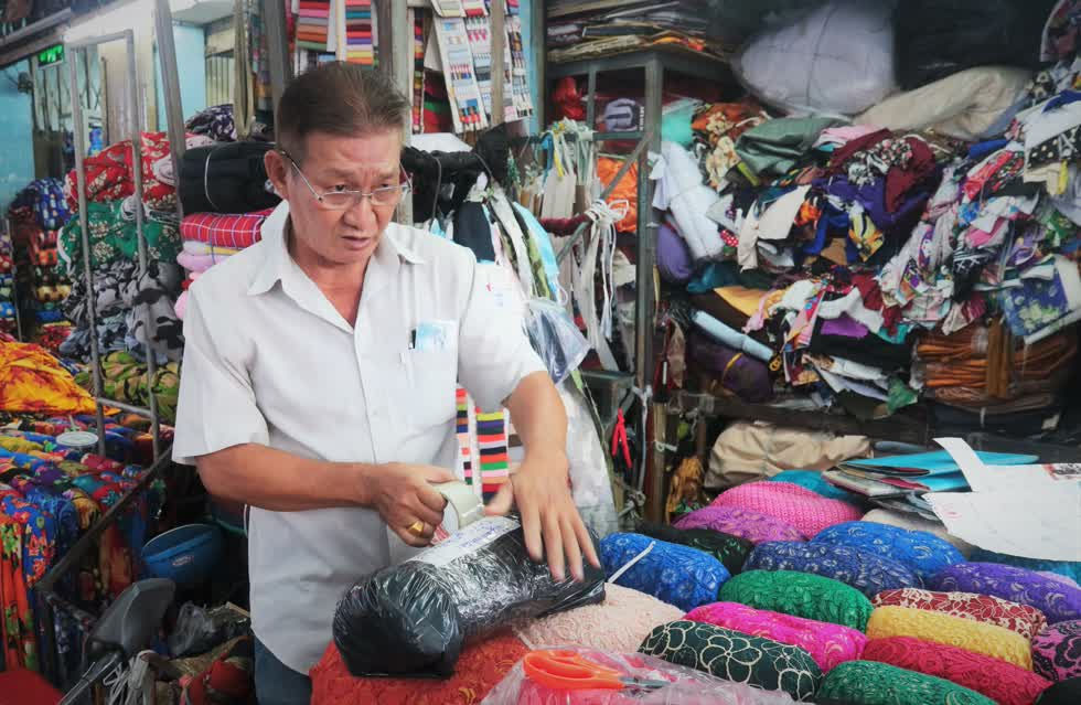 Chia sẻ với phóng viên, ông Ngọc Kim, chủ sạp vải Ngọc Kim, cho biết tình hình bán buôn tại chợ ế ẩm chưa từng thấy. 