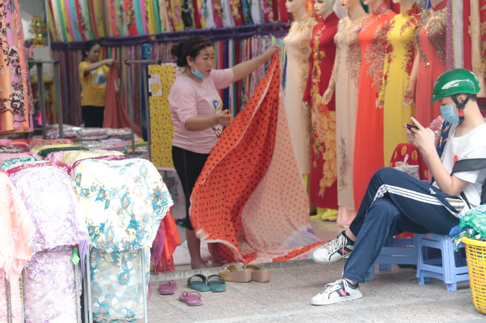 Thời điểm này, cửa hàng vải áo dài hút khách hơn so với những sạp vải khác, vì người Việt vẫn giữ được thói quen diện áo dài truyền thống trong ngày Tết.