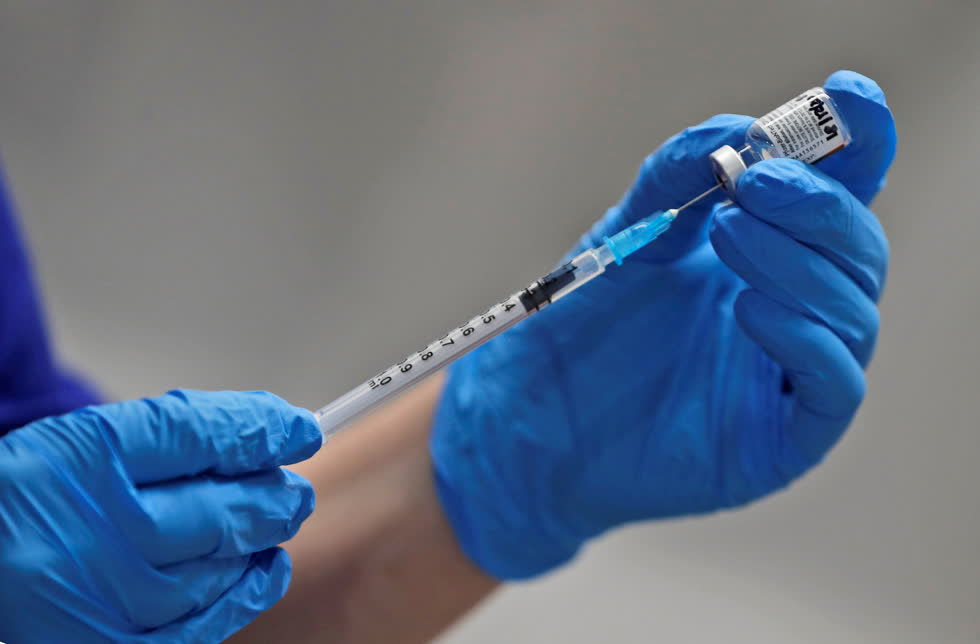 Singapore là quốc gia châu Á đầu tiên phê duyệt vaccine COVID-19 của Pfizer. Ảnh: Reuters.
