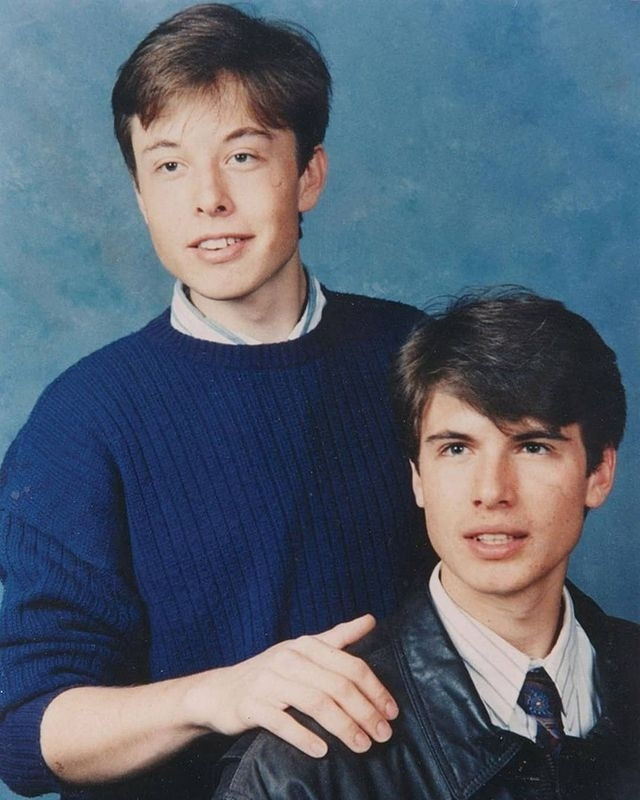 Elon Musk (trái) sinh năm 1971 tại Nam Phi trong gia đình có mẹ là cựu người mẫu Maye Musk, bố là kỹ sư cơ điện. Là ông chủ của tập đoàn công nghệ khám phá không gian SpaceX, công ty SolarCity, tập đoàn Telsa Motors và công ty Paypal, Musk hiện sở hữu tài sản hơn 9,5 tỷ USD, trở thành người giàu nhất thế giới. Ảnh: Instagram Elon Musk.