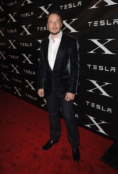 Trên thảm đỏ, Vogue mô tả Elon Musk bảnh bao như tài tử. Anh chọn suit ôm dáng với giày Derby bóng lộn, thể hiện nét sang trọng. Ảnh: Instagram Elon Musk.