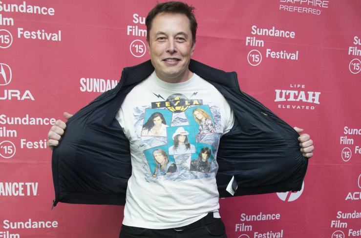 Musk khoe áo phông của Telsa cùng áo khoác bomber, quần jeans đen đồng điệu sneakers khi tới dự liên hoan phim Sudance năm 2015. Ảnh: Reddit.