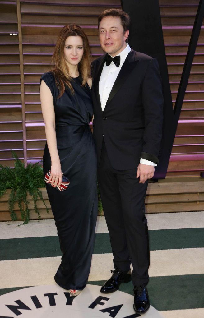 Ở thảm đỏ tiệc hậu Oscar 2014, Musk cài nơ bướm khi mặc suit đen khi đi cùng người vợ thứ hai Talulah Riley. Họ chia tay hai năm sau đó. Ảnh: Shutterstock.