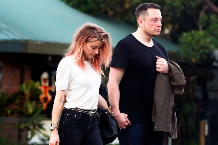 Khi hẹn hò, Musk cũng mặc trang phục đơn giản, màu trung tính, không họa tiết. Trong ảnh, Elon Musk cùng người tình một thuở - Amber Heard. Ảnh: TMZ.