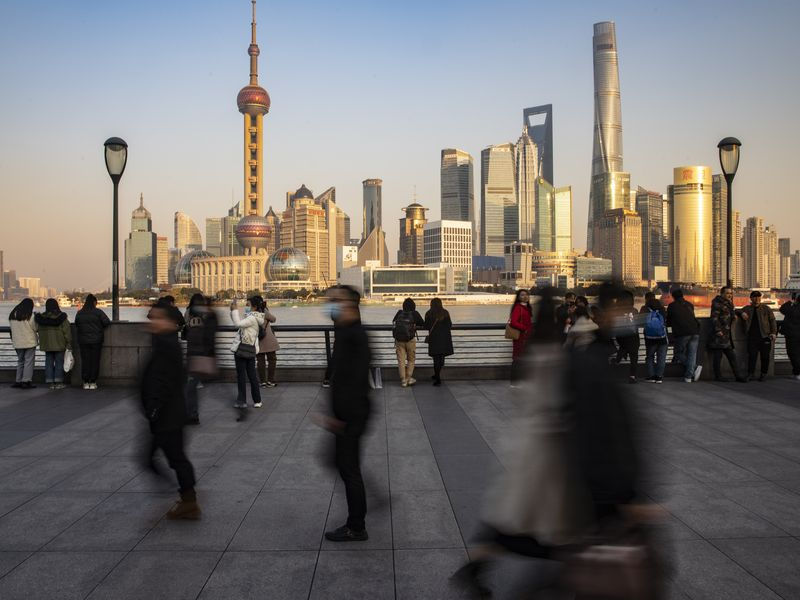 Quỹ Tiền tệ Quốc tế dự báo nền kinh tế Trung Quốc sẽ tăng trưởng 7,9% trong năm 2021 và sau đó giảm dần xuống 5,2% vào năm 2025. Ảnh: Bloomberg