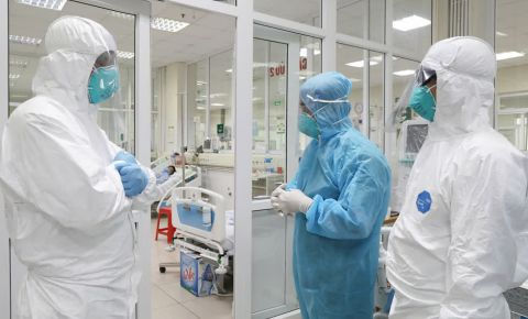 COVID-19 chiều 8/1: Việt Nam thêm 3 ca dương tính, Singapore triển khai tiêm vaccine 