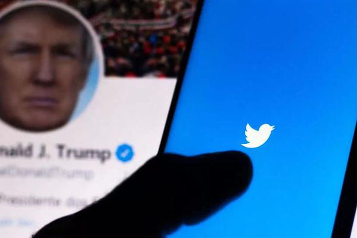 Vì sao Twitter đình chỉ vĩnh viễn tài khoản của ông Trump?