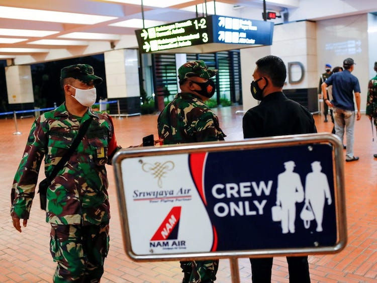 Các binh sĩ Indonesia tại sân bay quốc tế Soekarno-Hatta sau vụ máy bay Sriwijaya Air mất liên lạc sau khi cất cánh, ở Tangerang, gần Jakarta, Indonesia, hôm 9/1. Ảnh: Reuters