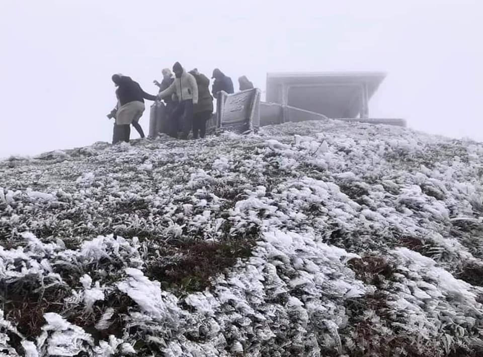  Du khách các nơi kéo về Mẫu Sơn để du lịch và ngắm cảnh băng tuyết trắng xóa.
